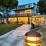 Hotel White Moon