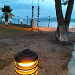 White Moon Hotel *